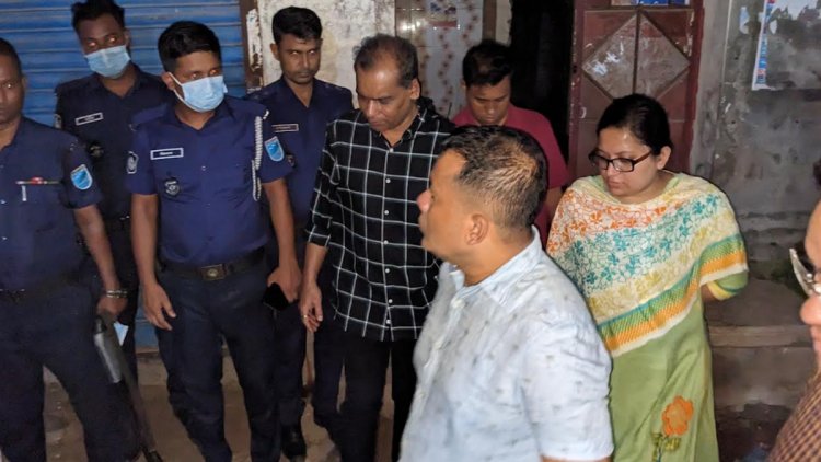 বিছানায় পড়েছিল মা-ছেলের মরদেহ, পাশের ঘরে বাবার