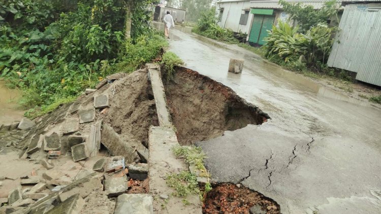 সড়কে হাঁটু পানি, ধসে পড়েছে ব্লক
