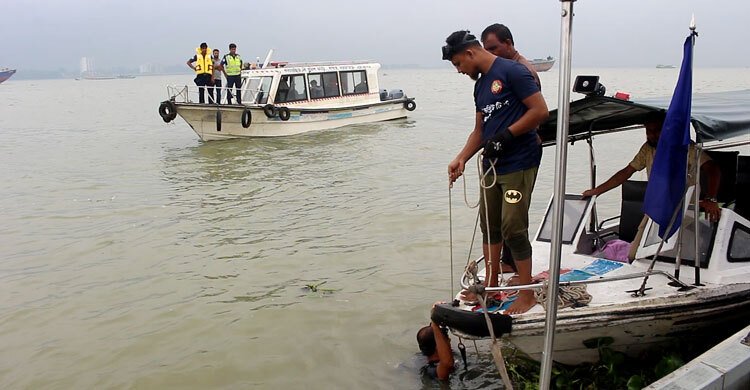 মেঘনায় ট্রলারডুবি: মায়ের মরদেহ উদ্ধার, খোঁজ মেলেনি দুই মেয়ের