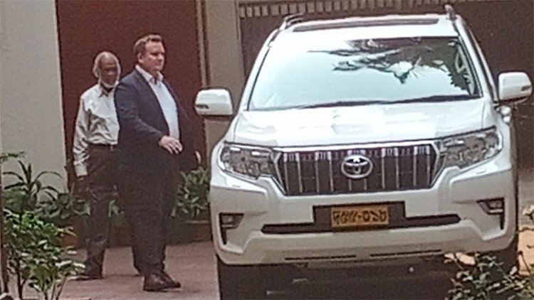 মঈন খানের বাসায় ব্রিটিশ কর্মকর্তা