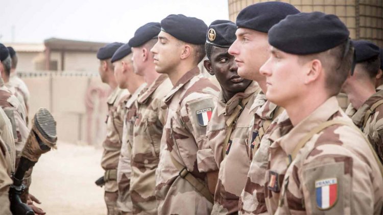 ছুরিকাঘাতে নিহত শিক্ষক দেশজুড়ে ৭ হাজার সেনা মোতায়েন করছে ফ্রান্স