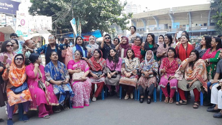 লিলির নেতৃত্বে সতর্ক অবস্থানে যুব মহিলা লীগের নেতাকর্মীরা