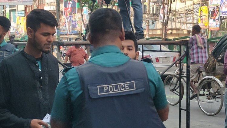 বিএনপি কার্যালয়ের সামনে সন্দেহভাজনদের পুলিশের তল্লাশি