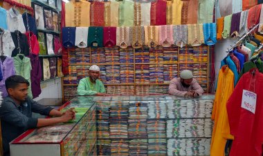 অবরোধে শুরু মাস, কপালে ভাঁজ নিউমার্কেটের ব্যবসায়ীদের