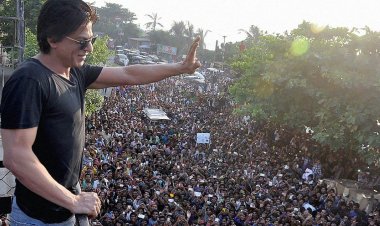 ‘মান্নাত’র বাইরে হুলুস্থুল! লাঠির বাড়ি খেলেন শাহরুখ ভক্তরা