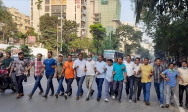 ধানমন্ডিতে স্বেচ্ছাসেবক দলের সড়ক অবরোধ ও বিক্ষোভ মিছিল