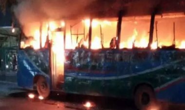 রাতে মিরপুরে বাসে আগুন