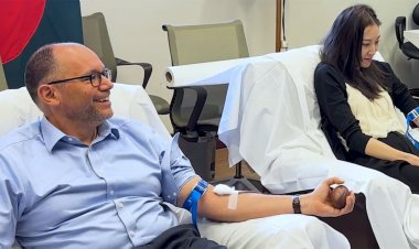দূতাবাসের সহকর্মীদের নিয়ে রক্ত দিলেন পিটার হাস