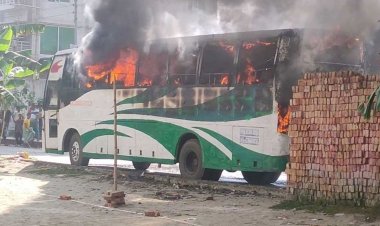 দিনদুপুরে বাসে আগুন, জ্ঞান হারালেন মালিক