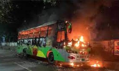 রাতে রাজধানীতে তিন গাড়িতে আগুন