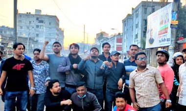 অবরোধের সমর্থনে চানখারপুলে ঢাবি ছাত্রদলের মিছিল