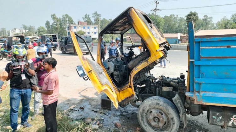 বগুড়ায় অবরোধে যানবাহন ভাঙচুর-আগুন