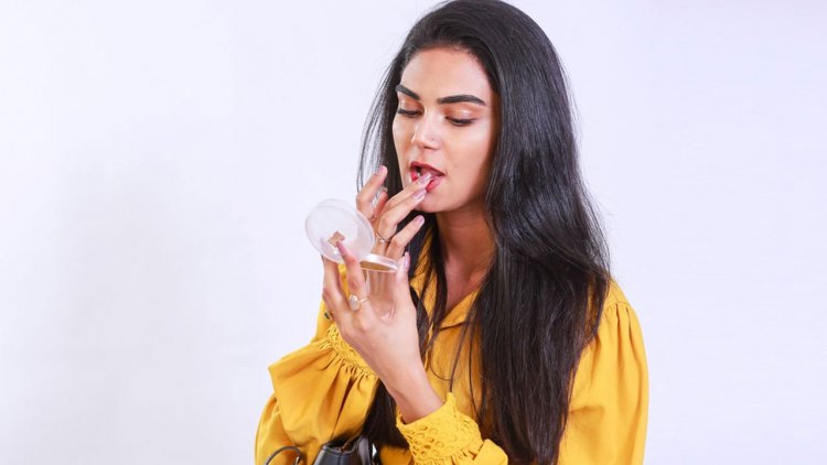 শীতে ঠোঁট ফাটার সমস্যা কীভাবে এড়াবেন?