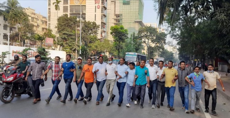 ধানমন্ডিতে স্বেচ্ছাসেবক দলের সড়ক অবরোধ ও বিক্ষোভ মিছিল