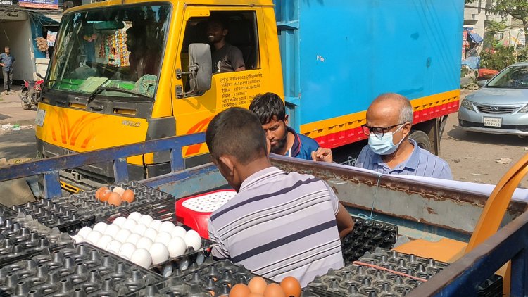 ঢাকায় মাইকে ডেকে বিক্রি হচ্ছে ডিম, সাদা ১১ টাকা লাল সাড়ে ১১