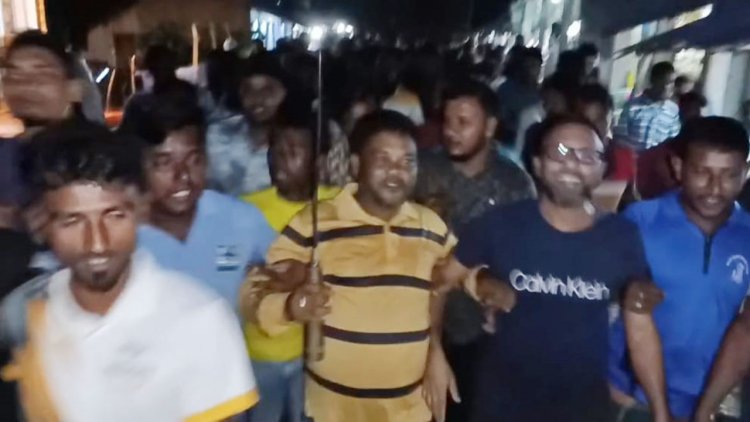 রাঙ্গাবালীতে প্রকাশ্যে যুবলীগ নেতার রামদা নিয়ে মহড়া