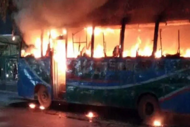 রাতে মিরপুরে বাসে আগুন