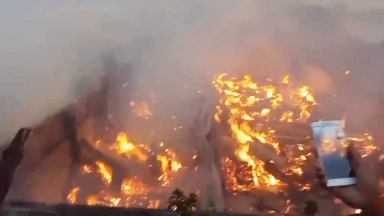 খুলনায় জুট মিলের গোডাউনে আগুন 