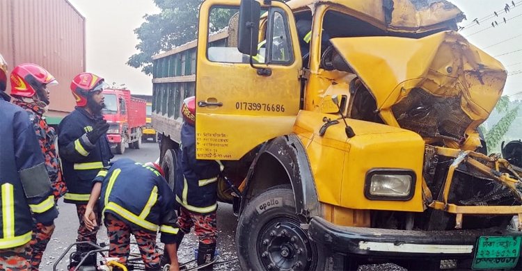  দাঁড়িয়ে থাকা ট্রাকে আরেক ট্রাকের ধাক্কা, হেলপার নিহত