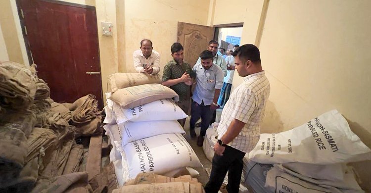  খাদ্যগুদাম কর্মকর্তার বাসায় মিললো ১৩ বস্তা সরকারি চাল