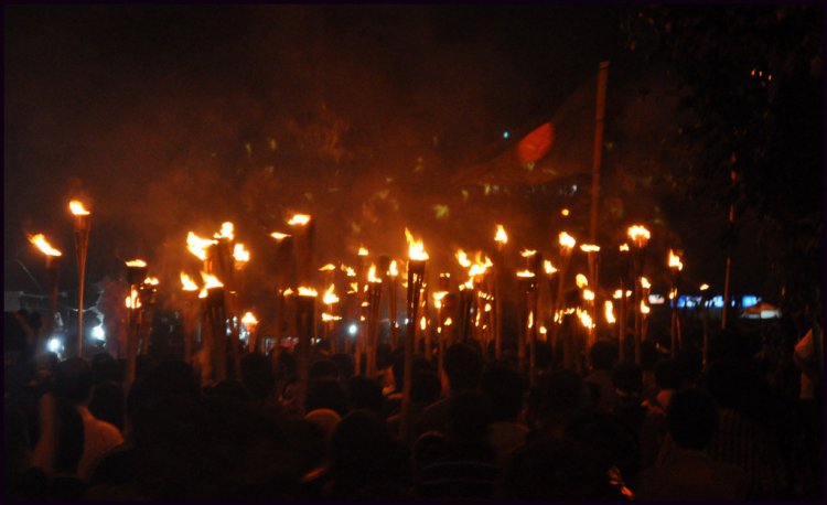 ফুলবাড়িয়ায় ছাত্রদল মশাল মিছিল করেছে অবরোধের সমর্থনে 