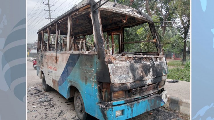 কালিয়াকৈরে দাঁড়িয়ে থাকা যাত্রীবাহী বাসে আগুন