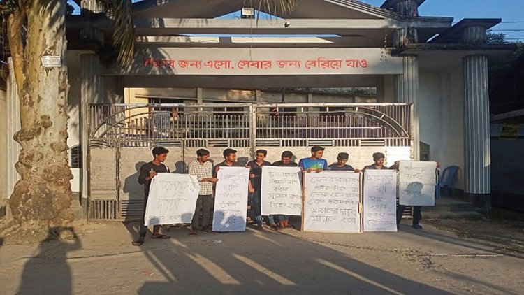 ফেল করায় বিদ্যালয়ের ফটকে তালা দিল শিক্ষার্থীরা