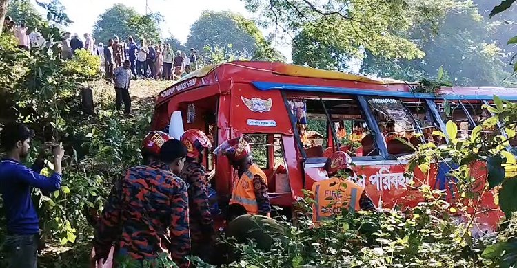মুন্সিগঞ্জে নিয়ন্ত্রণ হারিয়ে বাস খাদে, পথচারী নিহত
