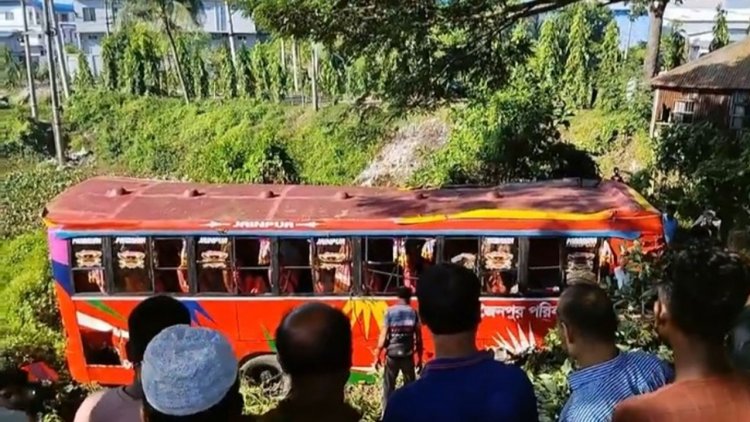 মুন্সিগঞ্জে বাস খাদে পড়ে একজন নিহত, আহত ২০