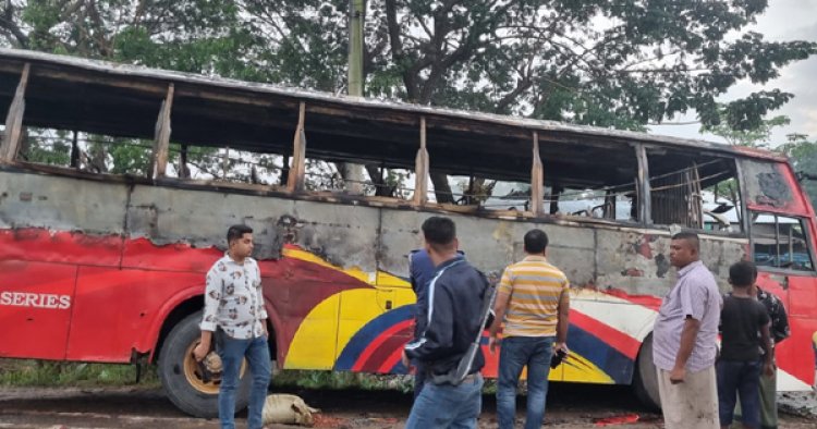 সাতকানিয়ায় তিনটি বাসে আগুন দিয়েছে দুর্বৃত্তরা