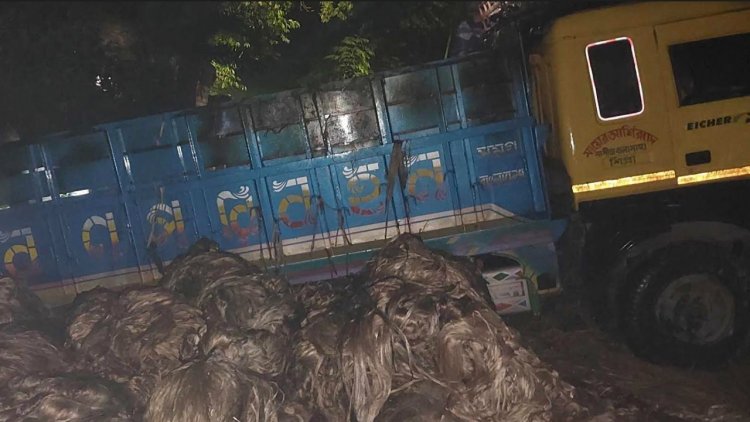 রাজবাড়ীতে পাটবোঝাই চলন্ত ট্রাকে আগুন 
