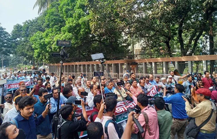 গ্রেপ্তার-নির্যাতন বন্ধ করে অবিলম্বে পদত্যাগ করুন: সম্মিলিত পেশাজীবী নেতৃবৃন্দ