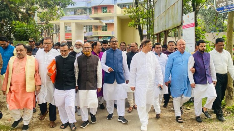 ওবায়দুল কাদেরের মনোনয়নপত্র জমা দিলেন কাদের মির্জা 