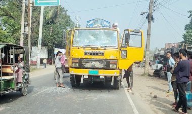 ঝিনাইদহে দুটি ট্রাক ও লেগুনা ভাঙচুর