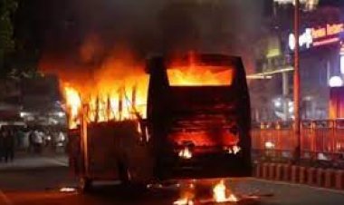 অবরোধে পিকেটিং বাসে আগুন