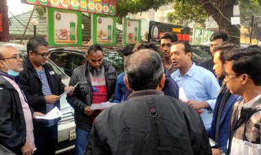 নির্বাচন বর্জন ও অসহযোগ আন্দোলনের পক্ষে ছাত্রদলের লিফলেট বিতরণ 