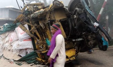 যশোরে ট্রাকে ট্রেনের ধাক্কায় নিহত ২ 