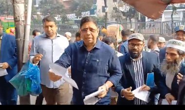 নিউমার্কেটে ব্যারস্টার অসীমের নেতৃত্বে বিএনপির লিফলেট বিতরণ 