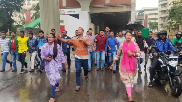 অবরোধের সমর্থনে শাহবাগে ছাত্রদল নেতা রাকিবের নেতৃত্বে মিছিল
