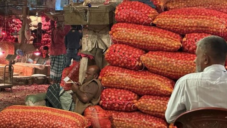 কেজি ২০০-২৪০ টাকা দরেই বিক্রি, পেঁয়াজ না কিনেই চলে যাচ্ছেন ভোক্তারা