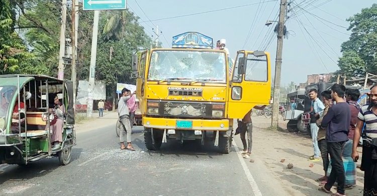 ঝিনাইদহে দুটি ট্রাক ও লেগুনা ভাঙচুর