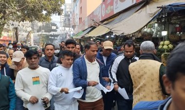 ভোট বর্জনের পক্ষে স্বেচ্ছাসেবক ও ছাত্রদলের লিফলেট বিতরণ 