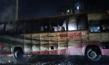 ডেমরায় বাসে আগুন, চালকসহ আহত ৪