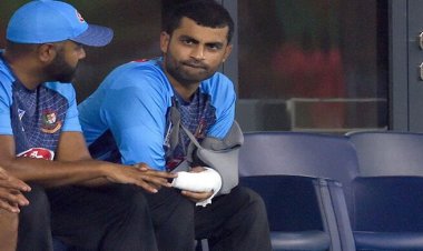 হঠাৎ হাতে ব্যথা পেলেন তামিম, আঘাত কি খুব গুরুতর?