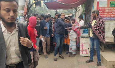 নির্বাচন বর্জন করায় ভোটারদের ধন্যবাদ জানিয়ে  ছাত্রদলের লিফলেট বিতরণ