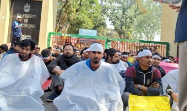 সেশনজট: চবিতে কাফনের কাপড় পরে আন্দোলনে শিক্ষার্থীরা