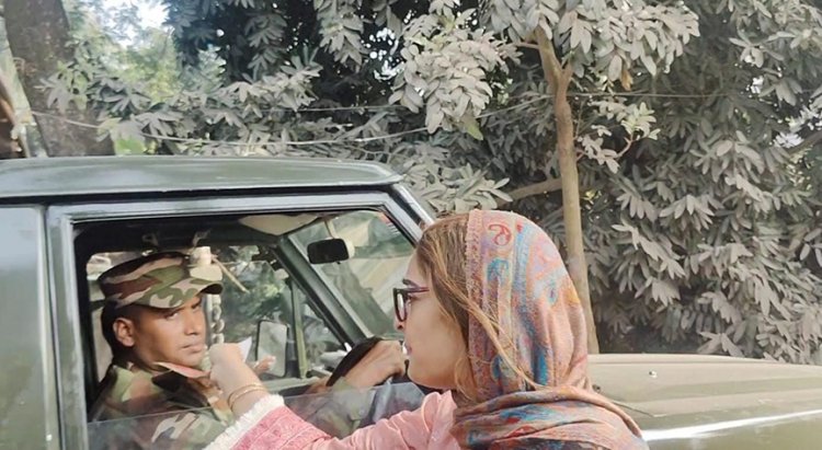 ভোটবর্জনে লিফলেট সেনাবাহিনীর সদস্যদের দিলেন বিএনপি নেতা নিপুণ