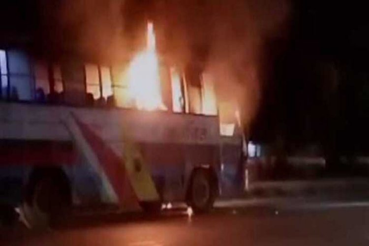 চট্টগ্রামে বাসে আগুন দিয়েছে দুর্বৃত্তরা