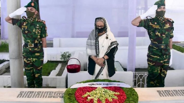 বনানীতে পরিবারের সদস্যদের কবরে প্রধানমন্ত্রীর শ্রদ্ধা
