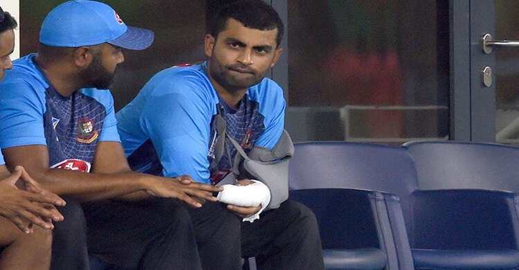 হঠাৎ হাতে ব্যথা পেলেন তামিম, আঘাত কি খুব গুরুতর?